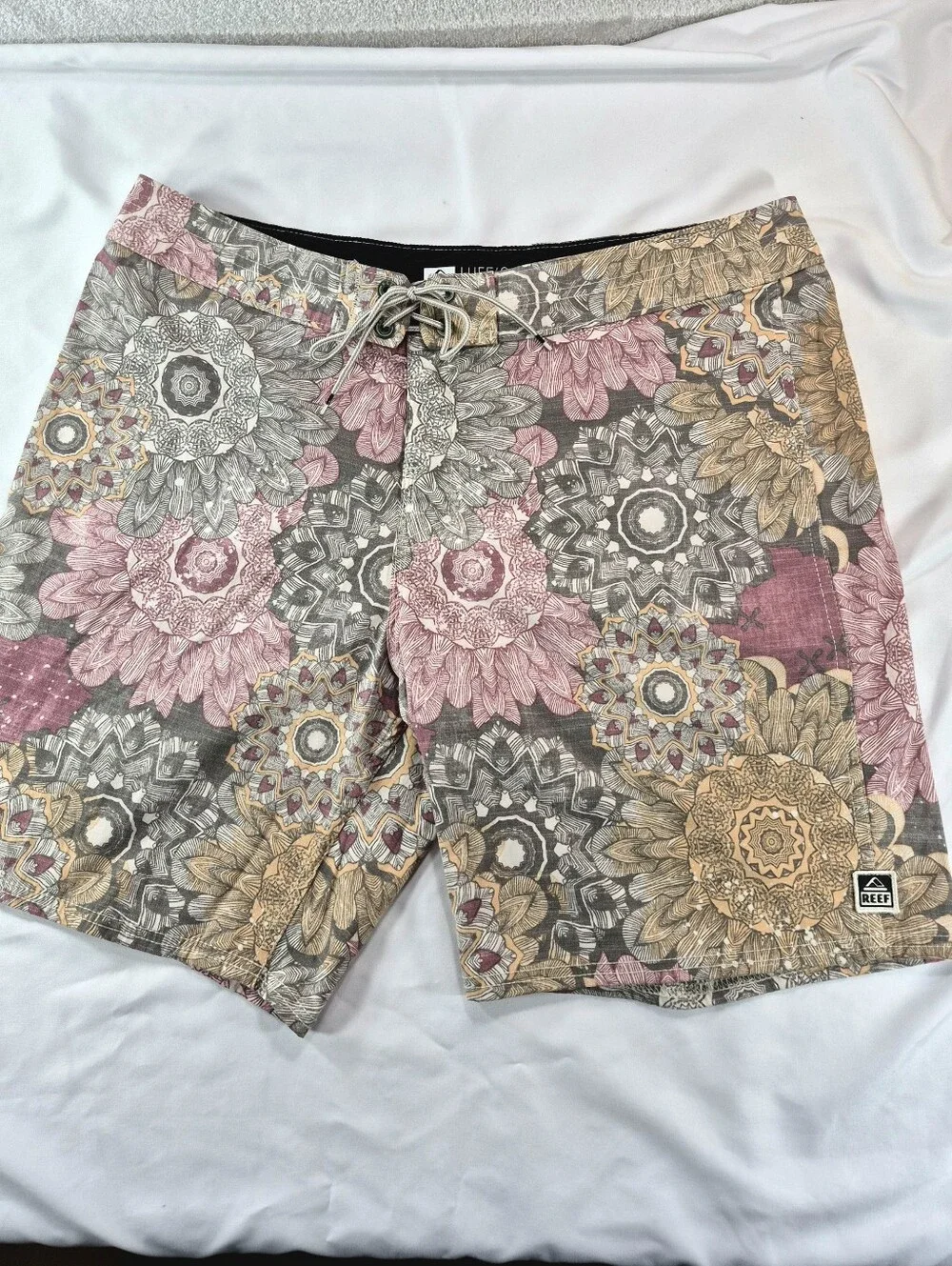 NWOT Reef Vintage Floral Mandala Board Shorts 34W.Beach Swim Surf Summer Travel